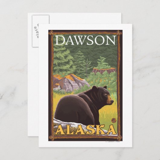 Schwarzer Bär im Wald - Dawson, Alaska Postkarte (Vorne/Hinten)