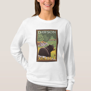 Schwarzer Bär im Wald - Dawson, Alaska T-Shirt