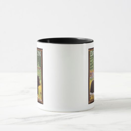 Schwarzer Bär im Wald - Dawson, Alaska Tasse (Zentrum)
