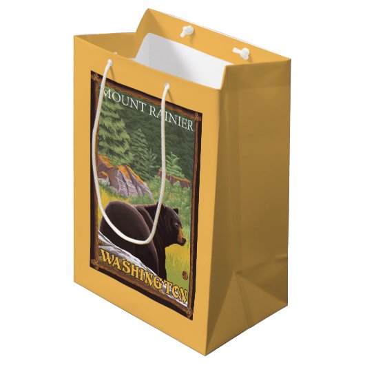 Schwarzer Bär im Wald - der Mount Rainier, Mittlere Geschenktüte (Vorderseite Schrägansicht)
