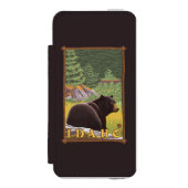 Schwarzer Bär im Wald - Idaho Incipio iPhone Geldbeutel-Hülle (Folio Vorderseite)