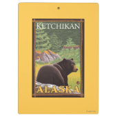 Schwarzer Bär im Wald - Ketchikan, Alaska Klemmbrett (Rückseite)