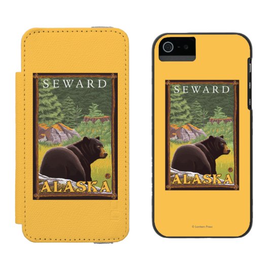 Schwarzer Bär im Wald - Seward, Alaska Incipio iPhone Geldbeutel-Hülle (Seite an Seite)