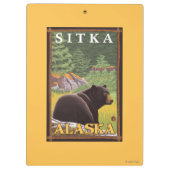 Schwarzer Bär im Wald - Sitka, Alaska Klemmbrett (Rückseite)