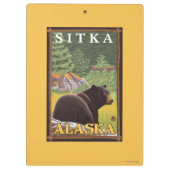 Schwarzer Bär im Wald - Sitka, Alaska Klemmbrett (Rückseite)