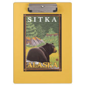 Schwarzer Bär im Wald - Sitka, Alaska Klemmbrett (Vorderseite)