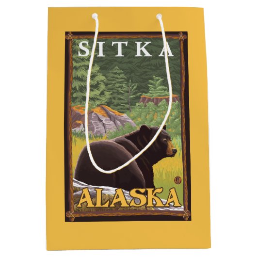 Schwarzer Bär im Wald - Sitka, Alaska Mittlere Geschenktüte (Vorderseite)