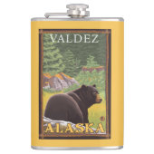 Schwarzer Bär im Wald - Valdez, Alaska Flachmann (Vorderseite)