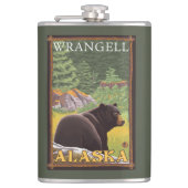 Schwarzer Bär im Wald - Wrangell, Alaska Flachmann (Vorderseite)