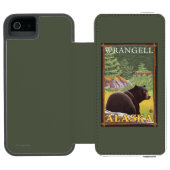 Schwarzer Bär im Wald - Wrangell, Alaska Incipio iPhone Geldbeutel-Hülle (Folio Geöffnet)