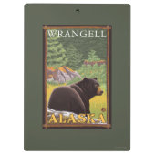 Schwarzer Bär im Wald - Wrangell, Alaska Klemmbrett (Rückseite)