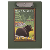 Schwarzer Bär im Wald - Wrangell, Alaska Klemmbrett (Vorderseite)