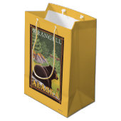 Schwarzer Bär im Wald - Wrangell, Alaska Mittlere Geschenktüte (Rückseite Schrägansicht)