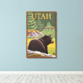 Schwarzer Bär im WaldUtah Leinwanddruck (Insitu (Holzboden))