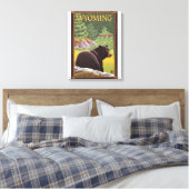 Schwarzer Bär im WaldWyoming Leinwanddruck (Insitu (Schlafzimmer))