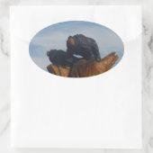 Schwarzer Bär mit blauen Smoky Mountains Sky Ovaler Aufkleber (Tasche)