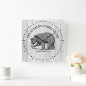 Schwarzer Bär Name Graues Holzhaus Quadratische Wanduhr (Zuhause)