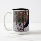 Schwarzer Bär rollt ein Gefüttert Fass in der wald Zweifarbige Tasse (Links)