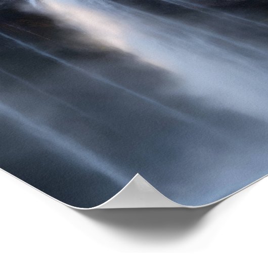 Schwarzer Bär sitzend auf Wasserfall Poster (Ecke)