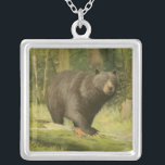 Schwarzer Bär Stepping auf einem Baumstamm Versilberte Kette<br><div class="desc">Dieser Kunstdruck von Oliver Kemp illustriert einen braunen Bären,  der auf einen gefallenen Baum in einem Wald tritt. Die pastellgrünen Farben beruhigen das Auge und schaffen im Frühling ein angenehmes Gefühl der erwachenden Natur. Eine großartige Ergänzung zu jeder rustikalen Wohngestaltung!</div>