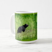 Schwarzer Bär Wandern im Gras Art Kaffeetasse (Vorderseite Links)