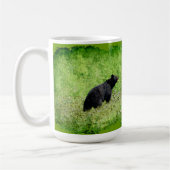 Schwarzer Bär Wandern im Gras Art Kaffeetasse (Links)