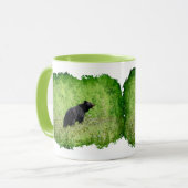 Schwarzer Bär Wandern im Gras Art Tasse (Vorderseite Links)