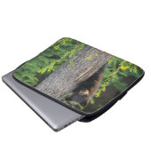 Schwarzer Bärenjunge im Frühling Laptopschutzhülle (Vorne Knopf)
