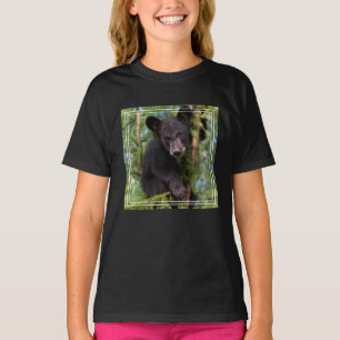 Schwarzer Bärenjunge spielt in Bäumen T-Shirt