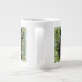Schwarzer Bärenkub spielt in Bäumen Jumbo-Tasse (Rückseite)
