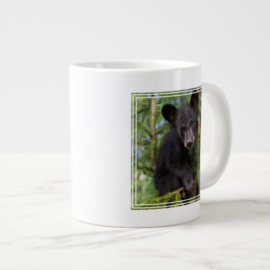 Schwarzer Bärenkub spielt in Bäumen Jumbo-Tasse (Vorderseite Rechts)