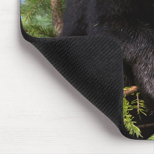 Schwarzer Bärenkub spielt in Bäumen Mousepad (Ecke)
