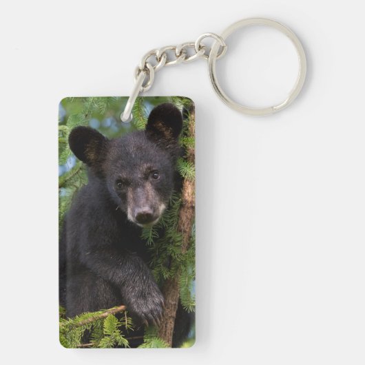 Schwarzer Bärenkub spielt in Bäumen Schlüsselanhänger (Rückseite)