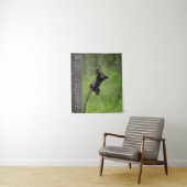 Schwarzer Bärenkuppel spielt auf Baumlippe Wandteppich (Beispiel)