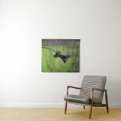 Schwarzer Bärenkuppel spielt auf Baumlippe Wandteppich (Beispiel (Horizontal))