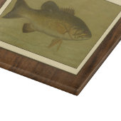 Schwarzer Bass auf grünem Hintergrund Schneidebrett (Ecke)