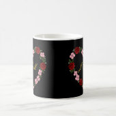 Schwarzer Becher mit Krone aus rosa und roten Blum Kaffeetasse (Mittel)