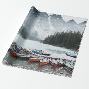 SCHWARZER BERG MIT SCHNEE UNTER GRAUEM HIMMEL BEDe Geschenkpapier