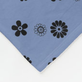 Schwarzer Blumendruck in blau Fleecedecke (Ecke)