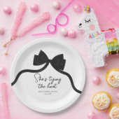 Schwarzer Bogen, der das Brautparty des Knotens bi Pappteller (Party)