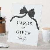 Schwarzer Bogen, der das Brautparty des Knotens bi Sockelschild (In Situ)