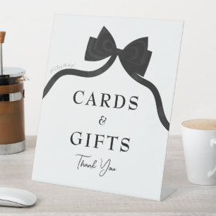 Schwarzer Bogen, der das Brautparty des Knotens bi Sockelschild