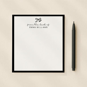 schwarzer Bogen vom Schreibtisch des Notizblocks Notizblock