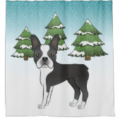 Schwarzer Boston Terrier in einem Winterwald Duschvorhang (Vorderseite)