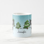Schwarzer Boston Terrier in einem Winterwald & Nam Kaffeetasse (Mittel)