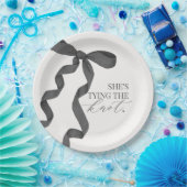 Schwarzer Bow verbindet das Dekor des Brautparty " Pappteller (Party)