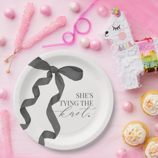 Schwarzer Bow verbindet das Dekor des Brautparty " Pappteller (Party)