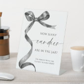 Schwarzer Bow, wie viele Candies im Jar sind Sockelschild (In SItu)