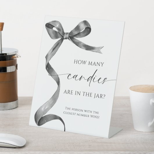 Schwarzer Bow, wie viele Candies im Jar sind Sockelschild (In SItu)