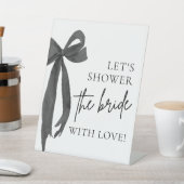 Schwarzer Bow. Wir duschen die Braut mit Liebe-Zei Sockelschild (In SItu)